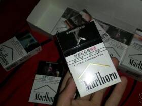 万宝路(硬白金港版)