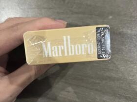 万宝路(硬白金越南版)