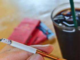 芙蓉王(硬红带细支)