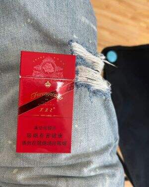 芙蓉王(硬红带细支)